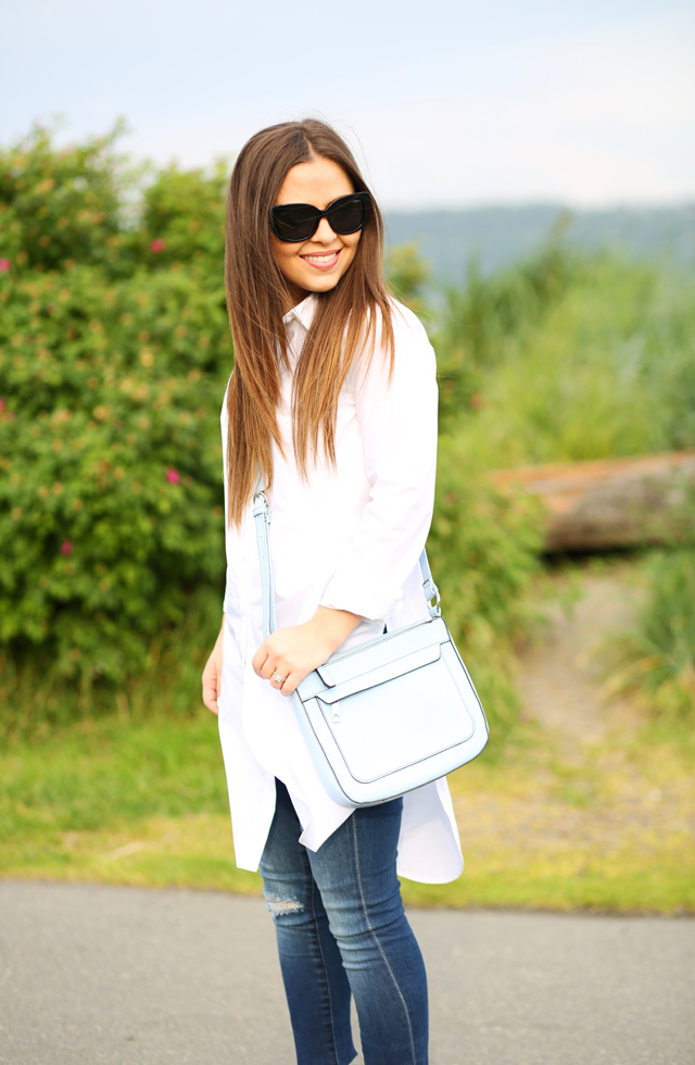 white tunic blue bag