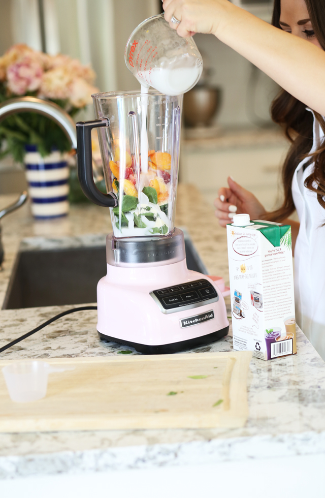 making a yummy summer green smoothie