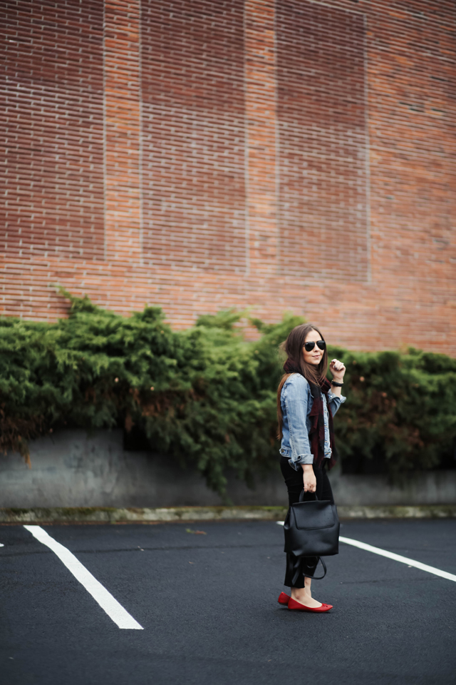 black-pants-red-shoes-fall-outfit