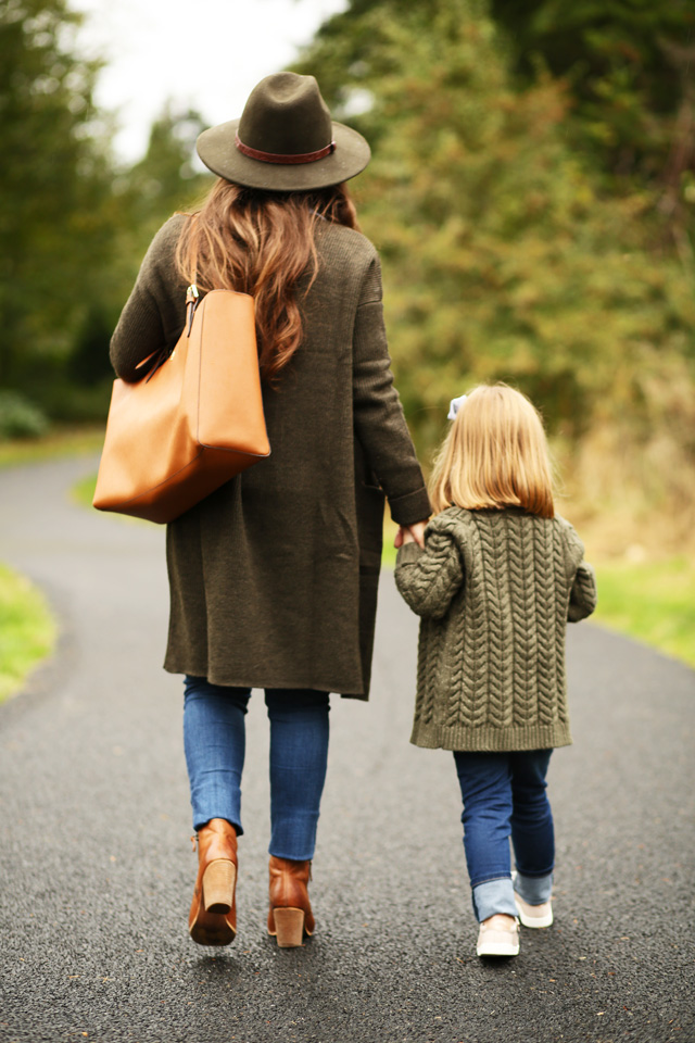 mother-and-daughter-in-fall